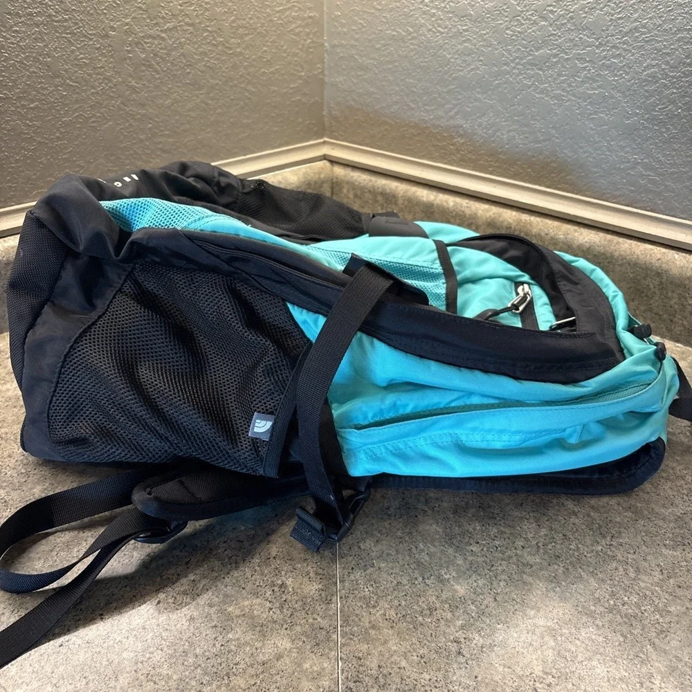 North Face Recon Women's Backpack School Work Hiking Padded Back Very Good Cond.